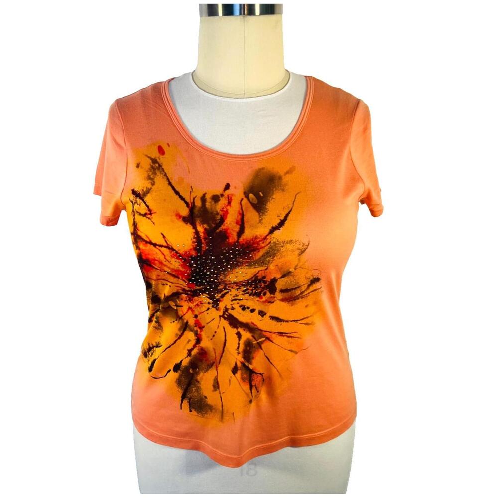 The Susan Lawrence women's size L tee shirt features an abstract large floral de